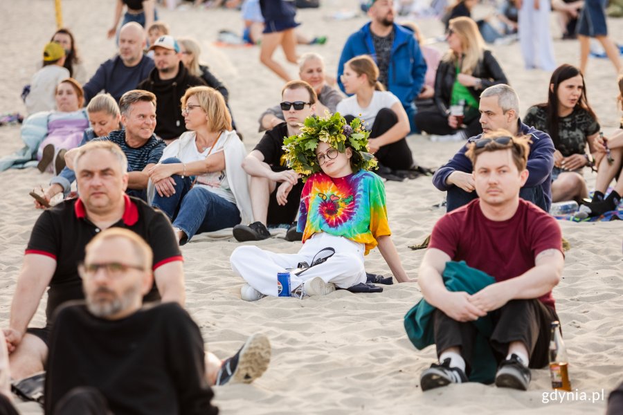 Ludzie czekają na koncert na plaży