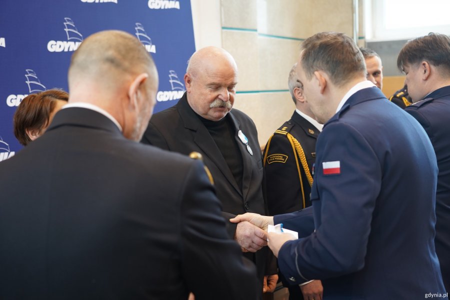 Uczestnicy akcji &bdquo;100 litr&oacute;w krwi na 100-lecie Gdyni&rdquo; podczas uroczystości w sali obrad