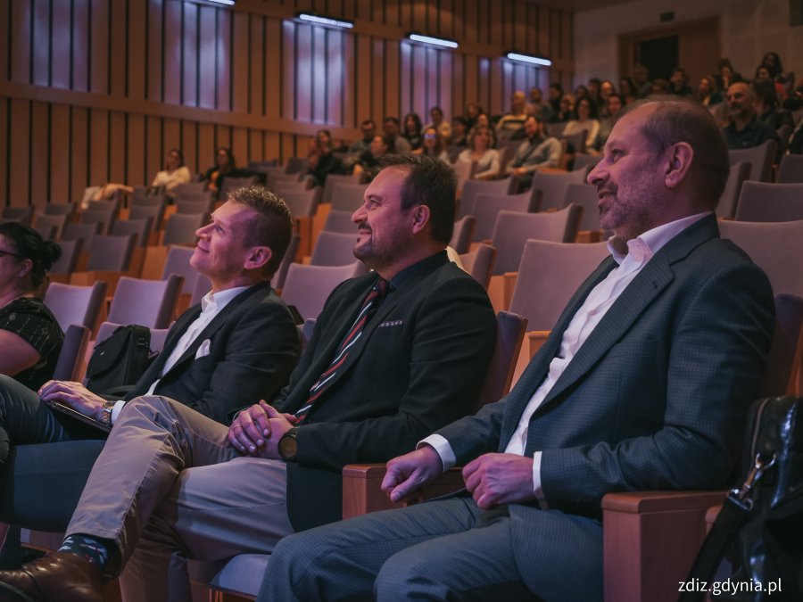 widoczne osoby na sali wykładowej, trwający wykład