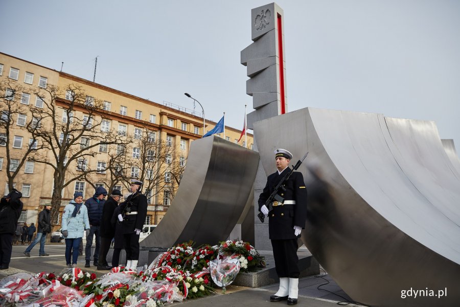 Uroczystości oficjalne pod pomnikiem Polski Morskiej z okazji 93. rocznicy nadania praw miejskich, fot. Dawid Linkowski