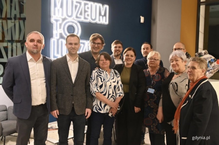 Na zdjęciu m.in.: prezydent Gdyni Aleksandra Kosiorek, radni: Norbert Anisowicz i Dominik Aziewicz wraz z radnymi dzielnic (fot. Magdalena Starnawska)