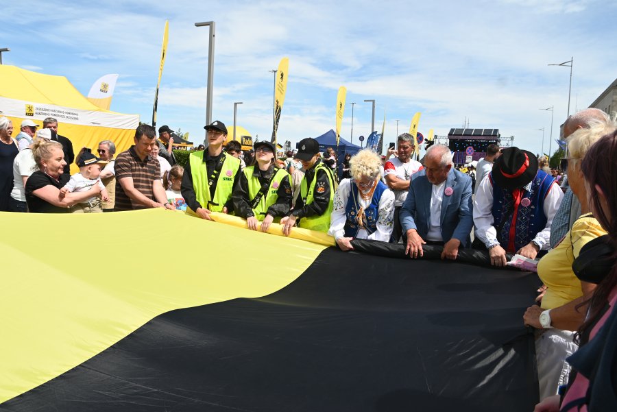 Na koniec przemarszu zwinięto ponad stumetrową flagę kaszubską