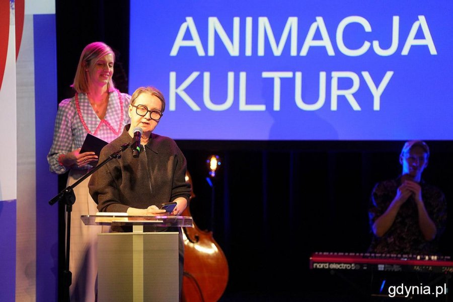 Beata Bochińska z Fundacji Bochińskich, laureatki w kategorii &bdquo;Animacja kultury&rdquo; na scenie
