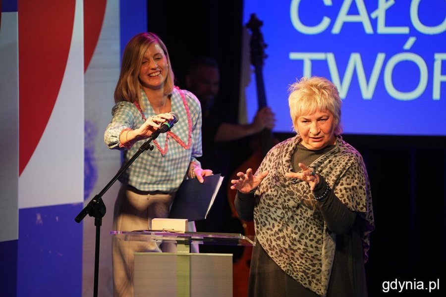 Na scenie Ewa Ignaczak, zdobywczyni nagrody za całokształt tw&oacute;rczości i prowadząca galę Małgorzata Piontke