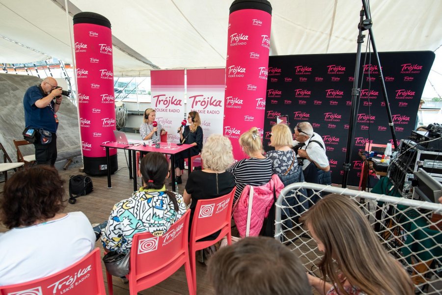 Plenerowe studia Polskiego Radia nadają z Gdyni przed „Lato z Radiem Festiwal”, fot. Dawid Linkowski