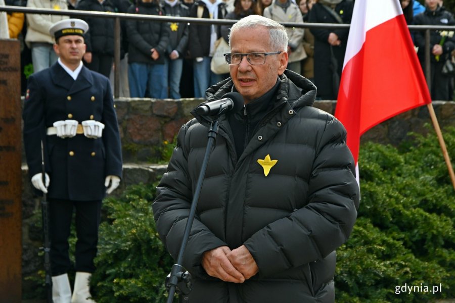 Jakub Szadaj – przewodniczący gdańskiego oddziału Towarzystwa Społeczno-Kulturalnego Żydów przemawiający podczas uroczystości z okazji 81. rocznicy wybuchu powstania w getcie warszawskim