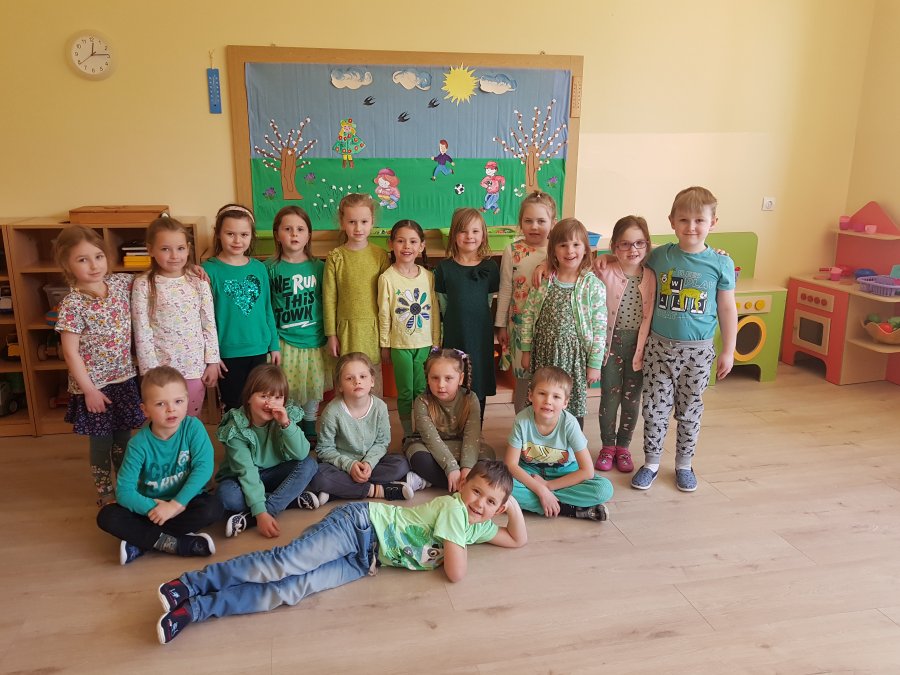 Grupa dzieci w przedszkolu