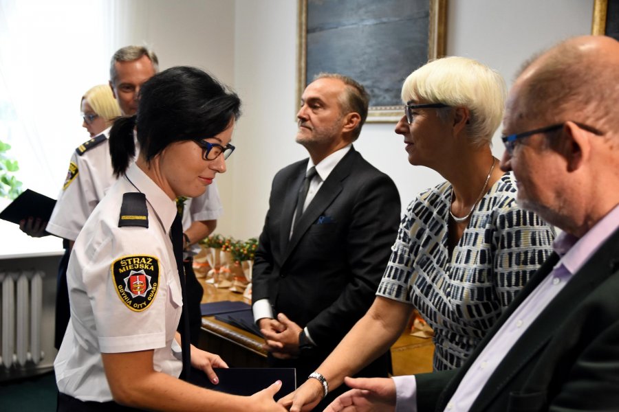 Strażnicy miejscy odbierają wyróżnienia z rąk Wojciecha Szczurka, Joanny Zielińskiej i Jerzego Zająca, fot. Kamil Złoch