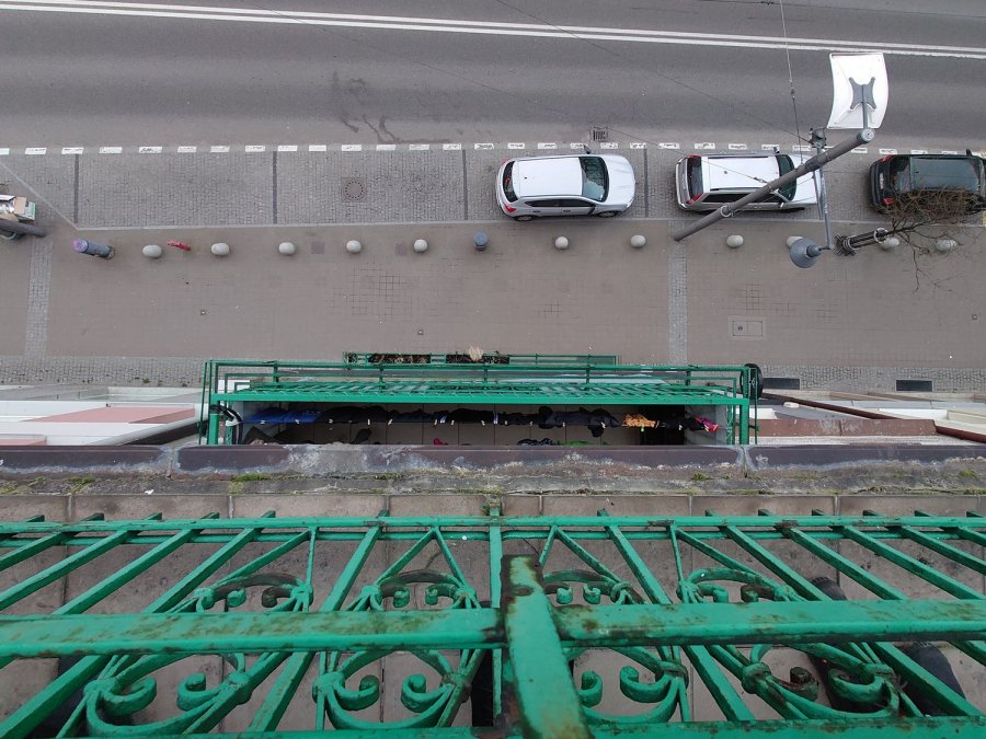 Metalowe, zielone balustrady balkonów.