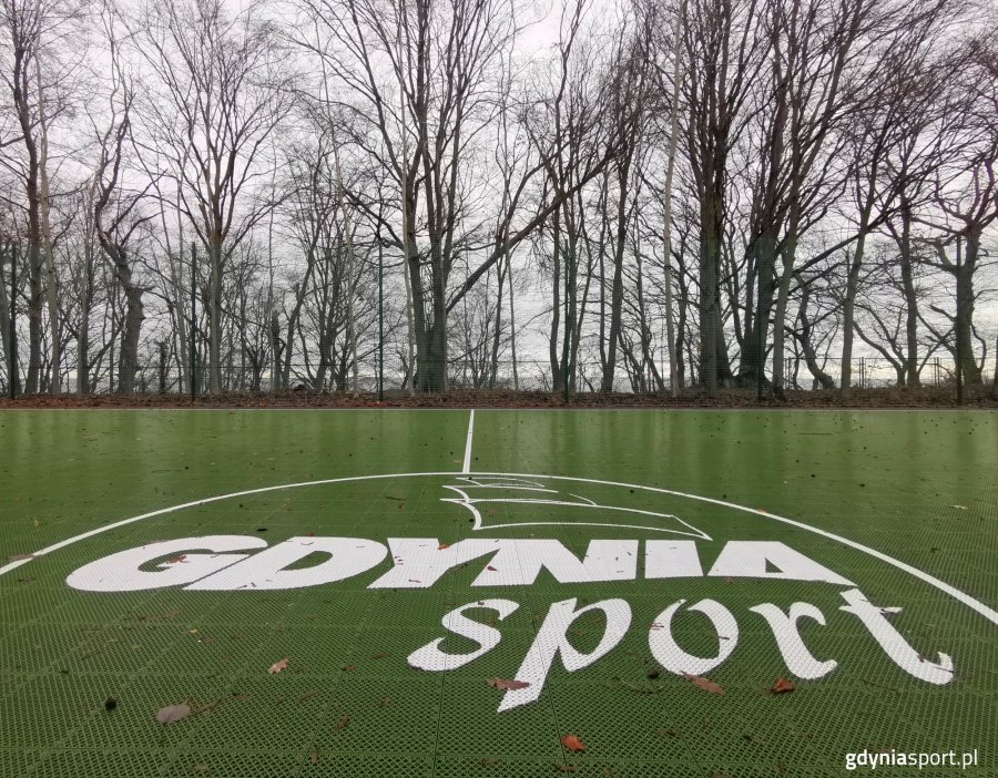 boisko przy Dedala - logo Gdynia Sport (fot. Marek Urbaniak)