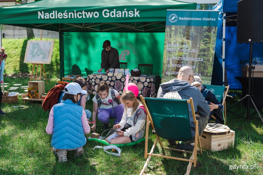 Grupa dzieci i dorosłych przy stoisku Nadleśnictwa Gdańsk