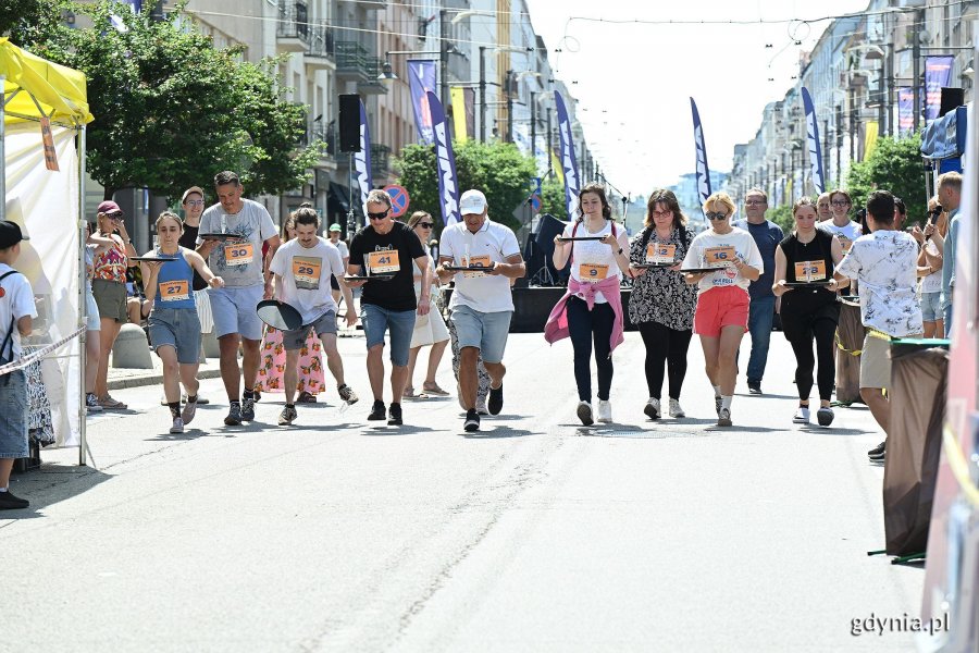 Podczas Kulinarnej Świętojańskiej nie zabrakło kluczowego punktu programu - Biegu Kelner&oacute;w. Na zdjęciu uczestnicy kategorii Amatorzy