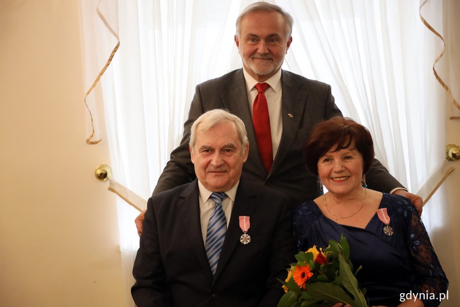 Prezydent Wojciech Szczurek wraz z nagrodzonymi / fot. Michał Kozłowski 