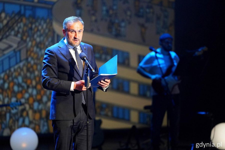 Gości gali "Gdynia bez Barier" przywitał wiceprezydent Gdyni Tomasz Augustyniak 