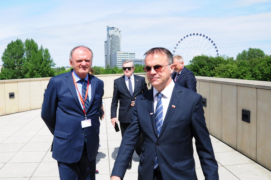 Wiceminister Kultury Słowacji Ivan Sečík, wicepremier, Minister Kultury i Dziedzictwa Narodowego prof. Piotr Gliński i Jarosław Sellin – Sekretarz Stanu na tarasie Muzeum Miasta Gdyni, fot. Michał Kowalski