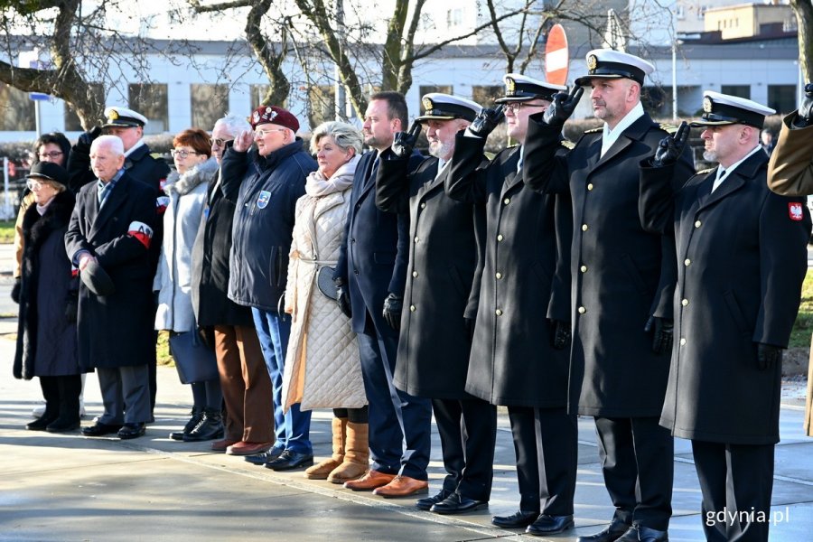Po lewej: Krystyna Cembrzyńska-Piłat - wiceprezes zarządu okręgu pomorskiego Światowego Związku Żołnierzy Armii Krajowej i Eugeniusz Wrochna ps. Jaskółka - żołnierz AK i prezes honorowy gdyńskiego koła Światowego Związku Żołnierzy Armii Krajowej. W środku: radna Gdyni Elżbieta Raczyńska, wiceprezydent Marek Łucyk i kmdr Walter Jarosz - szef szkolenia 3. Flotylli Okrętów podczas uroczystości z okazji 81. rocznicy utworzenia Armii Krajowej, które odbyły się na skwerze Kościuszki // fot. Magdalena Czernek