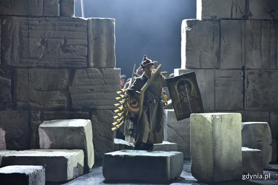 Scena zbiorowa w spektaklu Teatru Muzycznego w Gdyni - „Mistrz i Małgorzata” // fot. Magdalena Czernek