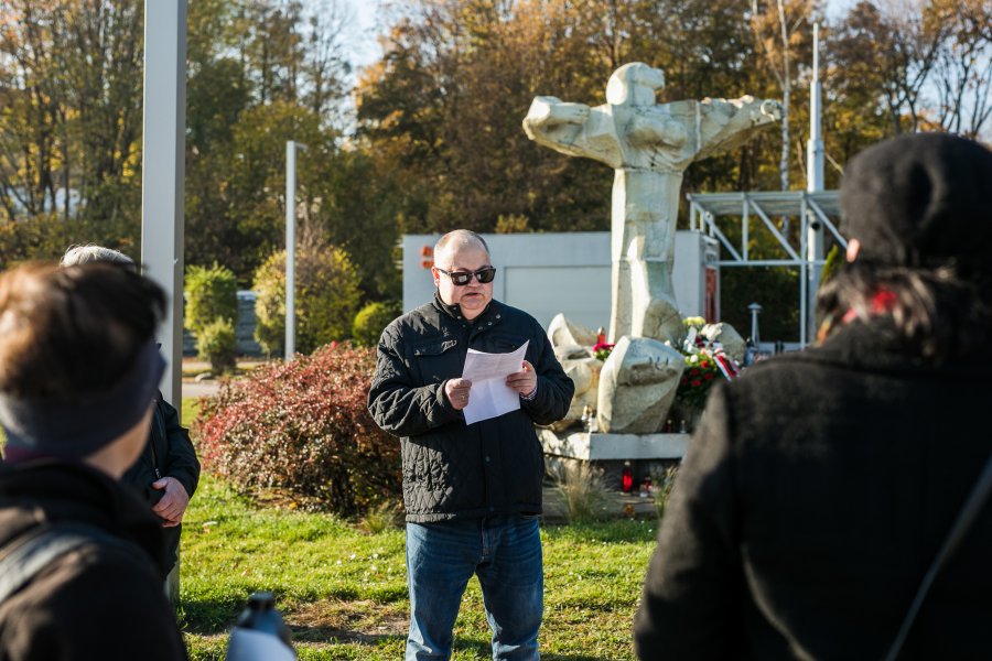 Uroczystość przed pomnikiem „Zaginionych na morzu”, znajdującym się na bulwarze Nadmorskim // fot. Karol Stańczak