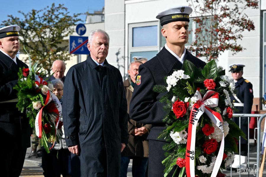 Senator Sławomir Rybicki składający kwiaty pod pomnikiem podczas uroczystości z okazji 87. rocznicy pierwszych wysiedleń Gdynian