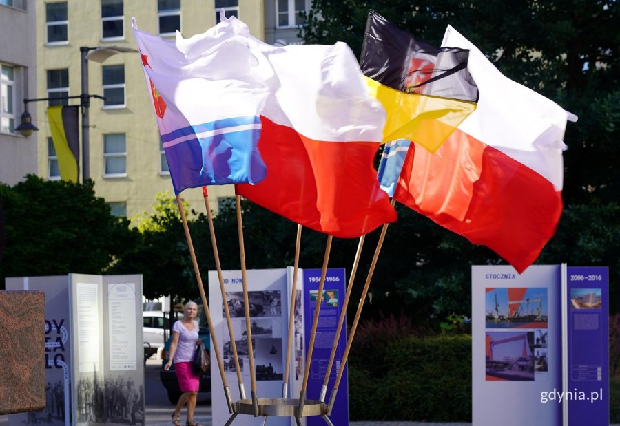 na zdjęciu flagi i wystawa
