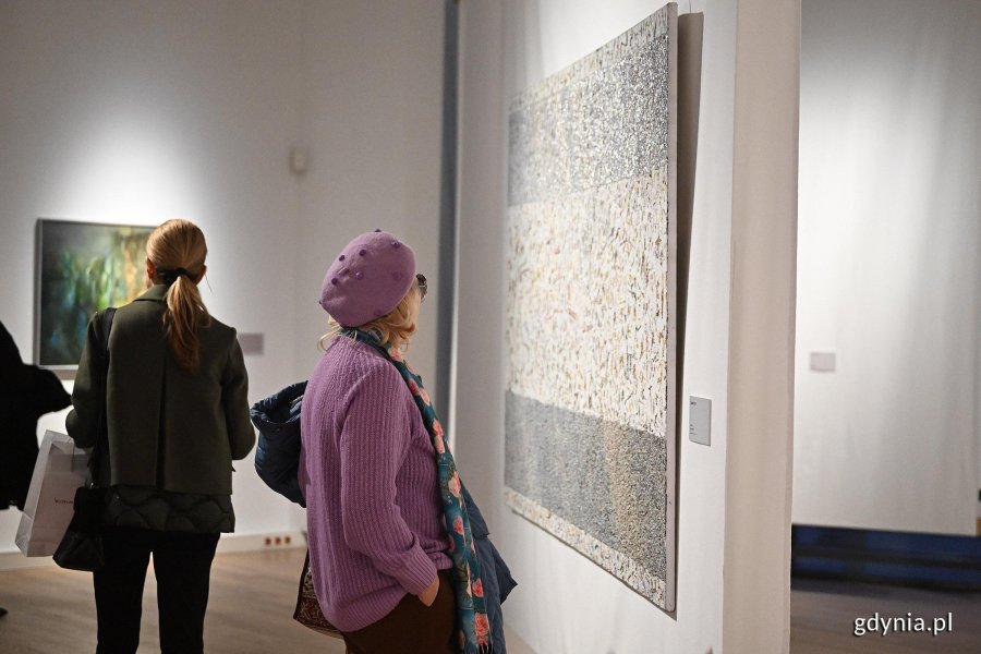 Uczestnicy wernisażu wystawy Janusza Osickiego &bdquo;Ciągłość w procesie&rdquo;