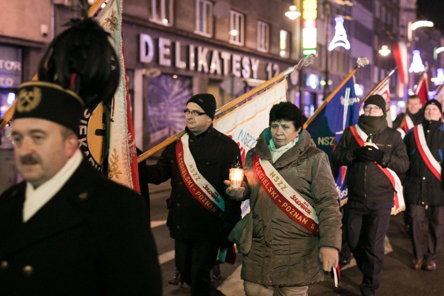 Wieczorne uroczystości upamiętniające ofiary Grudnia '70 - przemarsz pod pomnik // fot. Karol Stańczak