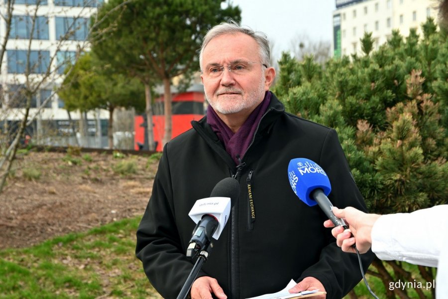 Prezydent Gdyni Wojciech Szczurek podczas briefingu dotyczącego loterii „Rozlicz PIT w Gdyni”, który odbył się w Parku Centralnym 