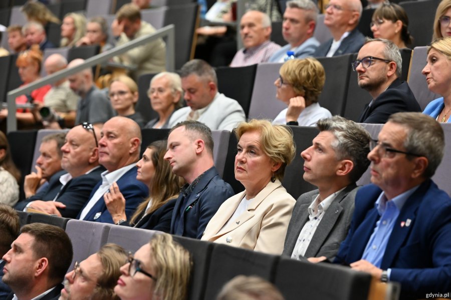 Na zdjęciu m.in. radni Gdyni Agnieszka Tokarska, Teresa Bysewska i Łukasz Piesiewicz oraz wiceprezydent Gdyni Maciej Zielonka