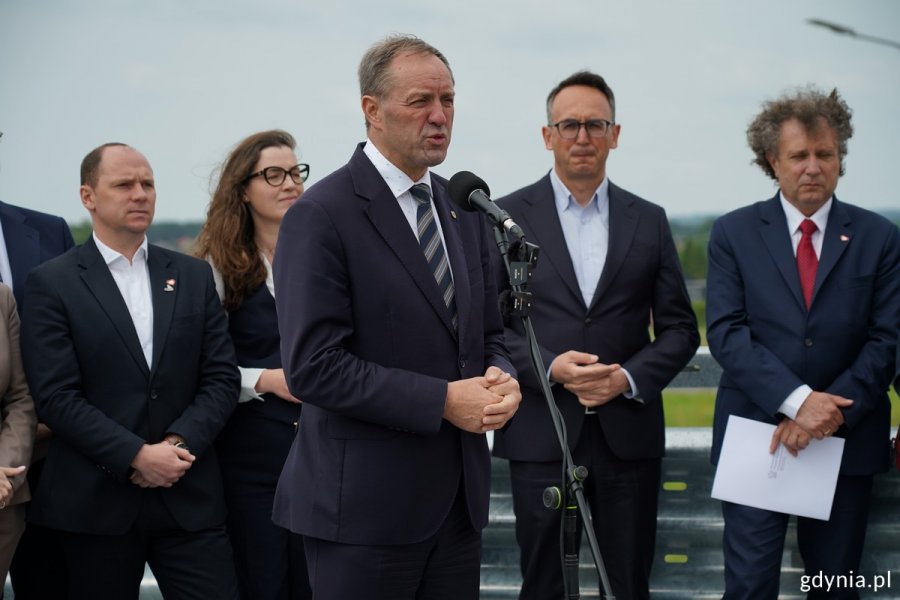 Przy mikrofonie marszałek Mieczysław Struk, a za nim stoją (od prawej): wiceminister funduszy i polityki regionalnej Jacek Karnowski, minister infrastruktury Dariusz Klimczak, posłanka Wioleta Tomczak i poseł Rafał Siemaszko