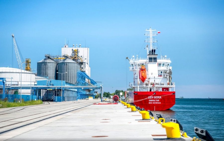 Nabrzeże Indyjskie w Porcie Gdynia. Na pierwszym planie betonowe nabrzeże, w tle statek oraz budynek.