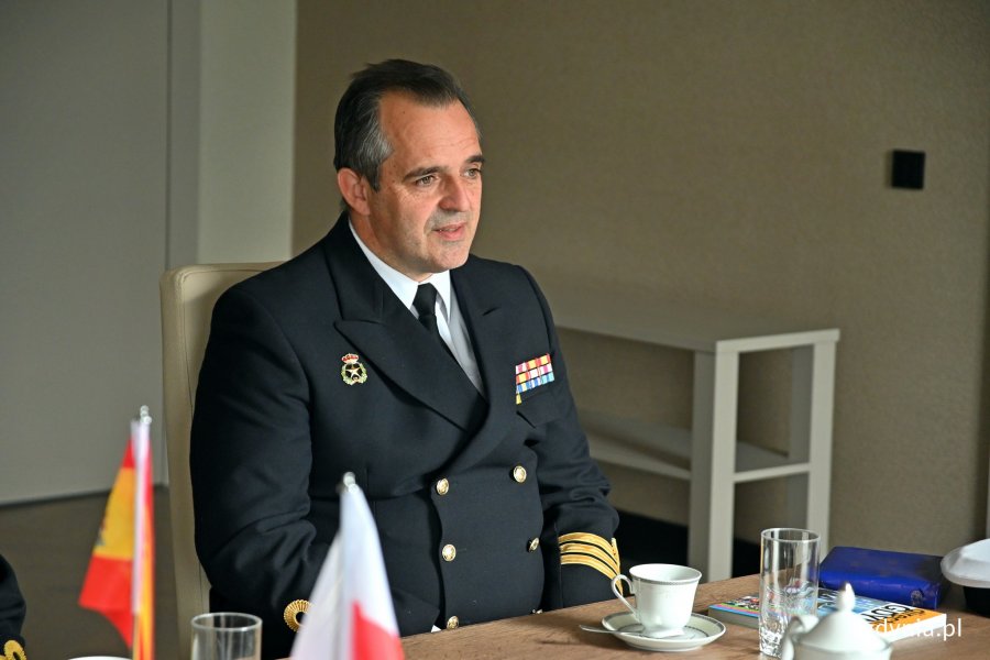 kmdr por. Pedro A. Perez - dowódca okrętu ESPS „Reina Ysabel” podczas wizyty w Urzędzie Miasta Gdyni // fot. Sławomir Okoń