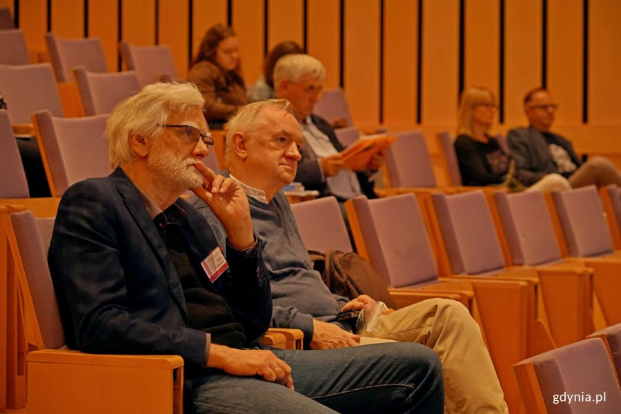 Uczestnicy konferencji „Modernizm w Europie – modernizm w Gdyni” zebrani w PPNT Gdynia 