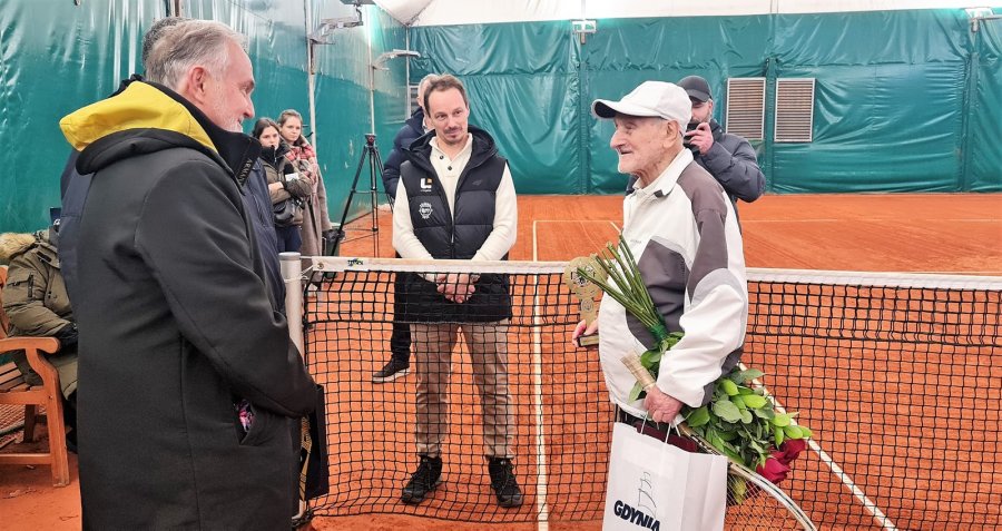 Prezydent Gdyni Wojciech Szczurek oraz Tadeusz Krzyszkowski, 100-letni tenisista z Gdyni. Fot. Zygmunt Gołab