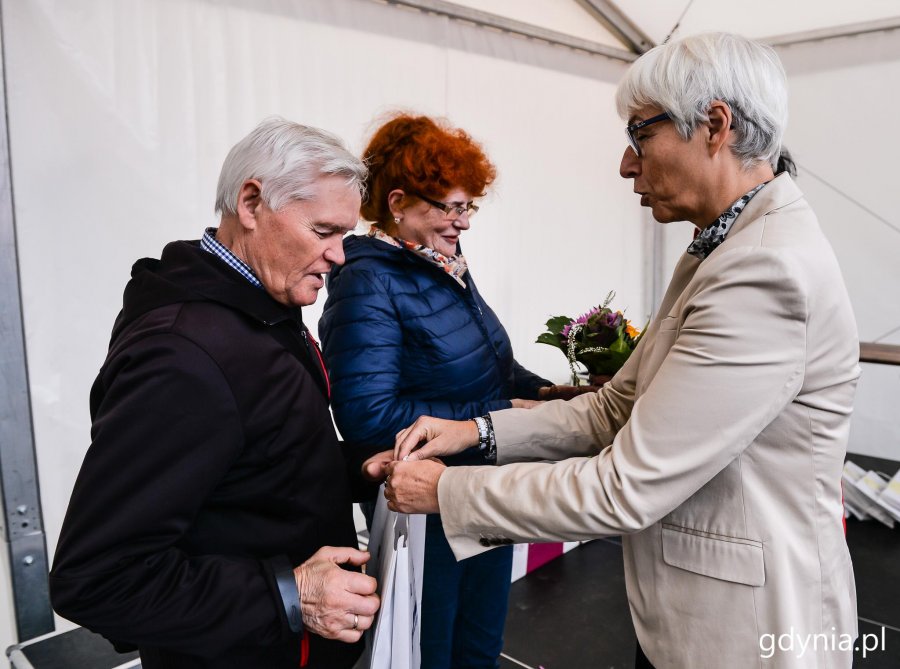 Laureaci konkursu "Gdynia w Kwiatach" odebrali z rąk przewodniczącej Rady Miasta Joanny Zielińskiej nagrody i wyróżnienia // fot. Przemysła Świderski