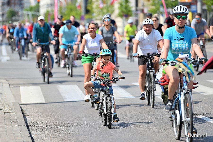 Grupa rowerzystów na ulicach Gdyni