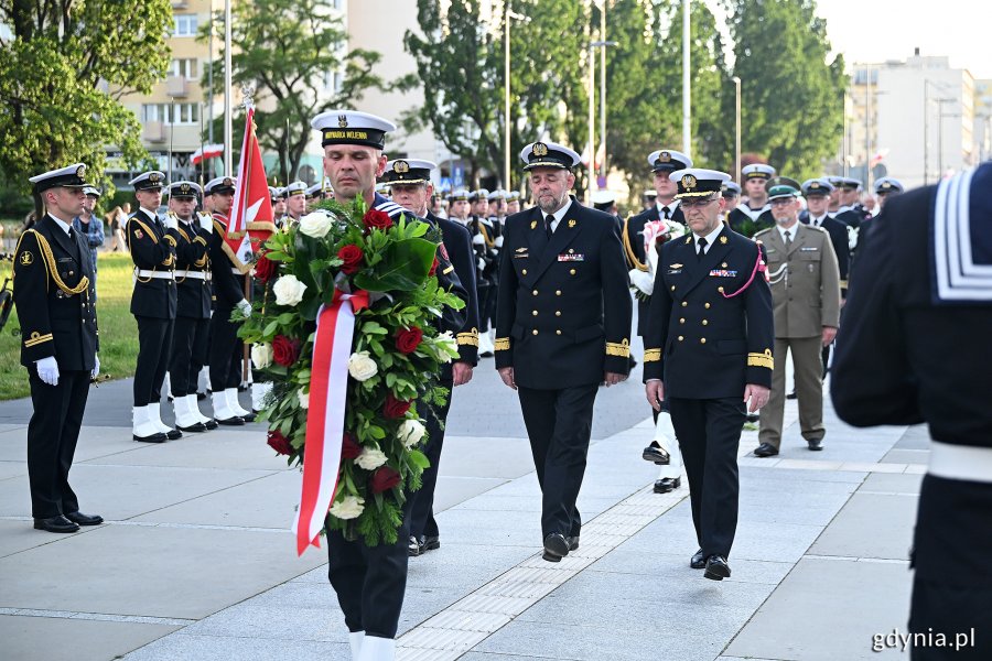 Przedstawiciele dowództwa Marynarki Wojennej RP składający kwiaty pod pomnikiem Polski Morskiej podczas uroczystego apelu z okazji Święta Morza