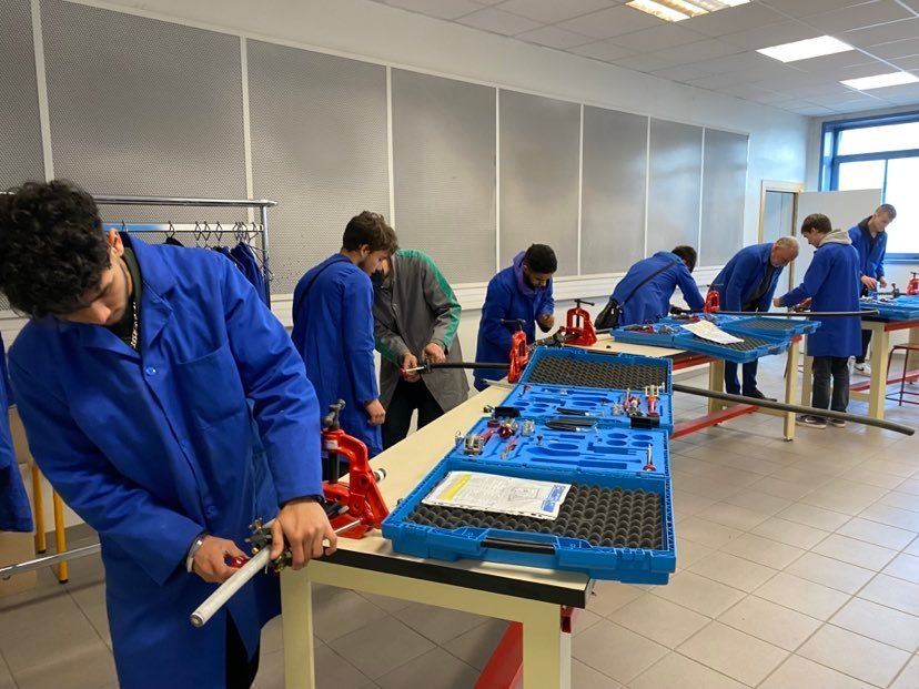 Uczniowie na hali produkcyjnej
