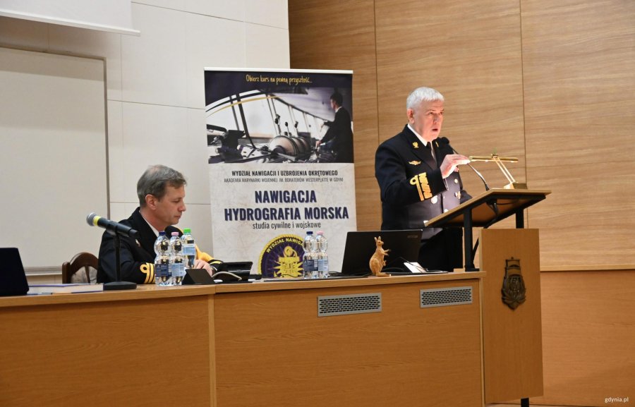 Dwaj mężczyźni w mundurach na scenie