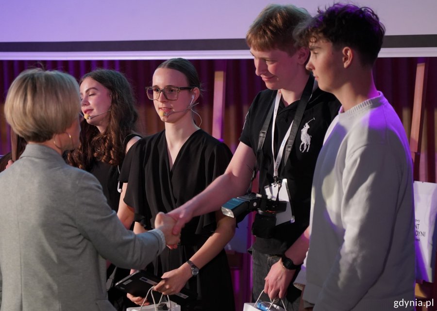 Podziękowania dla uczni&oacute;w XVII LO w Gdyni za przygotowanie wydarzenia