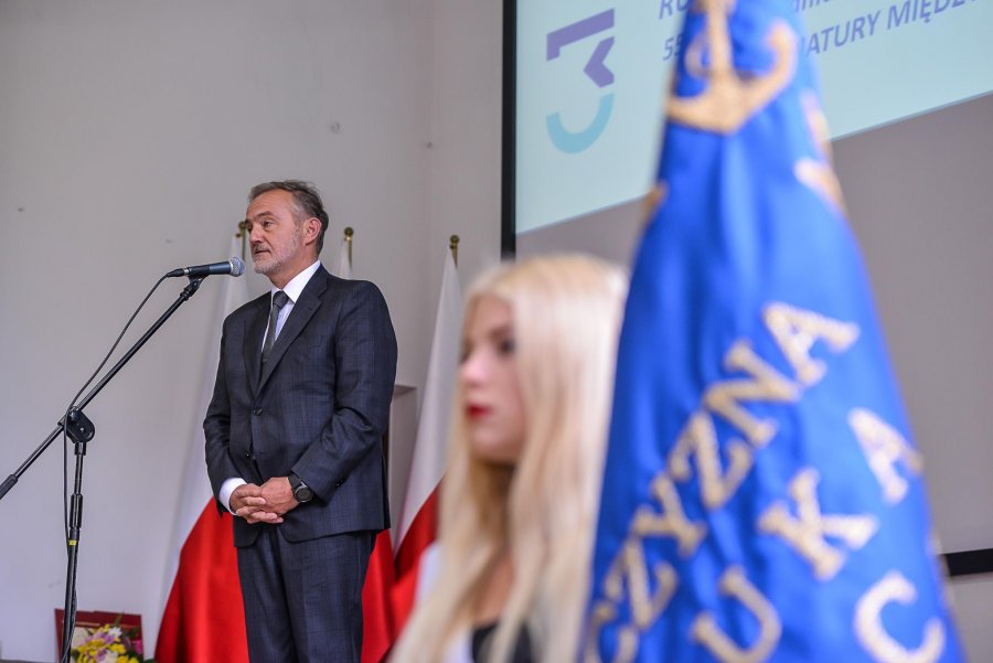 Uroczystości w III LO w Gdyni i wizyta pary prezydenckiej, przemawia prezydent Gdyni Wojciech Szczurek, fot. Przemysław Świderski