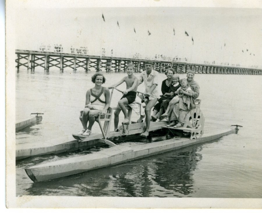 Na rowerze wodnym przy drewnianym molo w Gdyni Orłowie, fot. nieznany, 1937 r., zbiory MMG