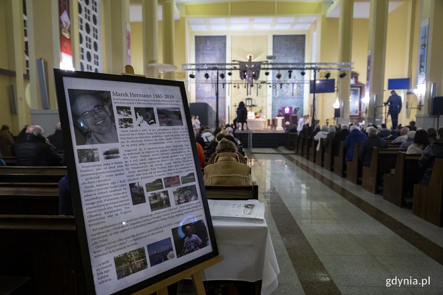 Tablica przedstawiająca św. pamięci Marka Hermanna wystawiona w kościele.