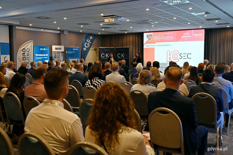 Anna Lembicz i prof. Dobrochna Ginter-Kramarczyk z Centrum Konferencji Integrator otwierające III Konferencję &bdquo;Branża wodno-kanalizacyjna &ndash; Ochrona i bezpieczeństwo infrastruktury krytycznej. Reagowanie w sytuacjach kryzysowych&rdquo; 