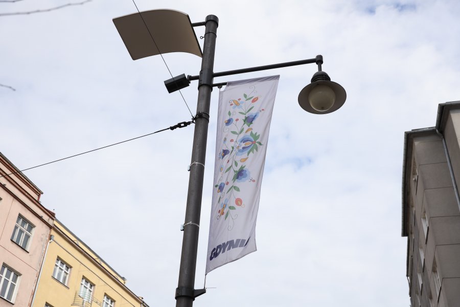 Na ulicy Świętojańskiej zawisły flagi w kaszubskich barwach i z motywem kaszubskiego haftu z okazji Dnia Jedności Kaszub&oacute;w 