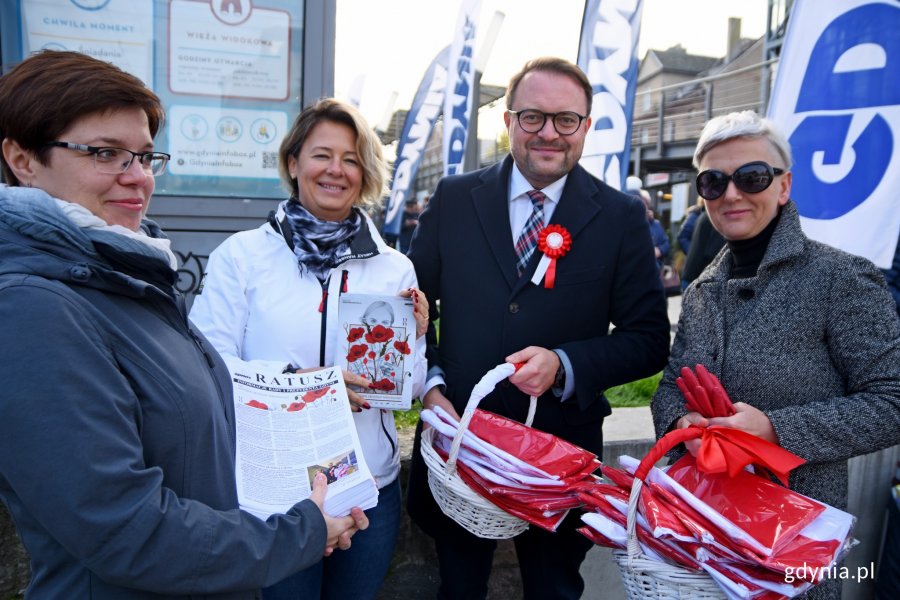 Flagi mieszkańcom Gdyni rozdawał wiceprezydent Marek Łucyk // fot. Paweł Kukla