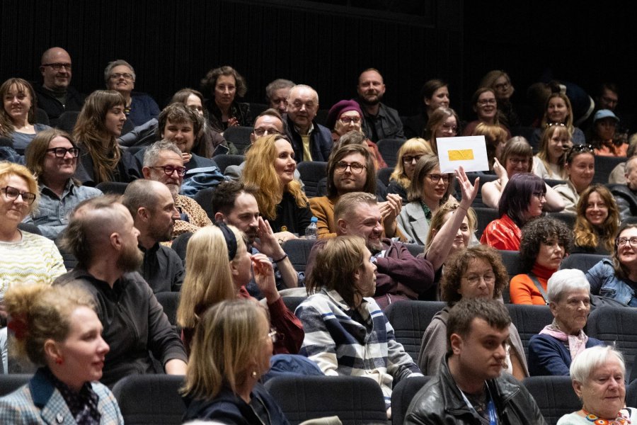 Widzowie i goście zebrani w sali Warszawa podczas gali otwarcia 23. Millennium Docs Against Gravity 