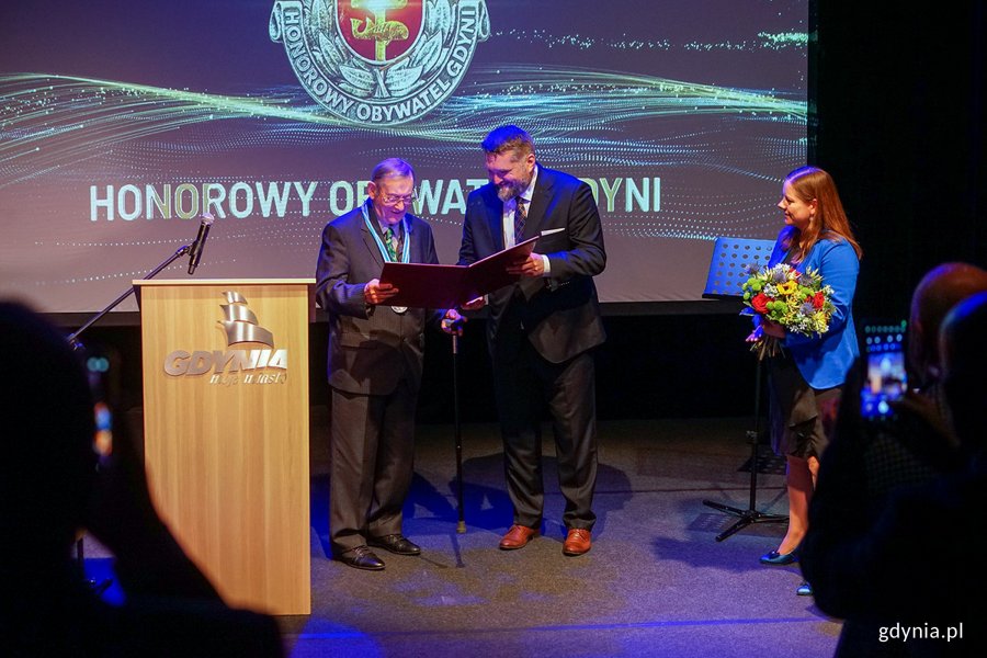 Prof. Norman Davies odbiera akt nadania tytułu Honorowego Obywatela Miasta Gdyni  oraz kwiaty z rąk prezydent Gdyni Aleksandry Kosiorek i Tadeusza Szemiota – przewodniczącego Rady Miasta Gdyni