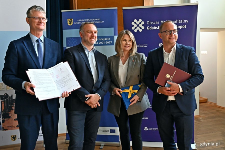 Na zdjęciu m.in. wiceprezydent Gdyni Rafał Geremek, skarbnik miasta Honorata Krupka oraz Marcin Skwierawski - wicemarszałek województwa pomorskiego po podpisaniu umowy na dofinansowanie utworzenia Centrum Nowoczesnego Seniora w Gdyni 