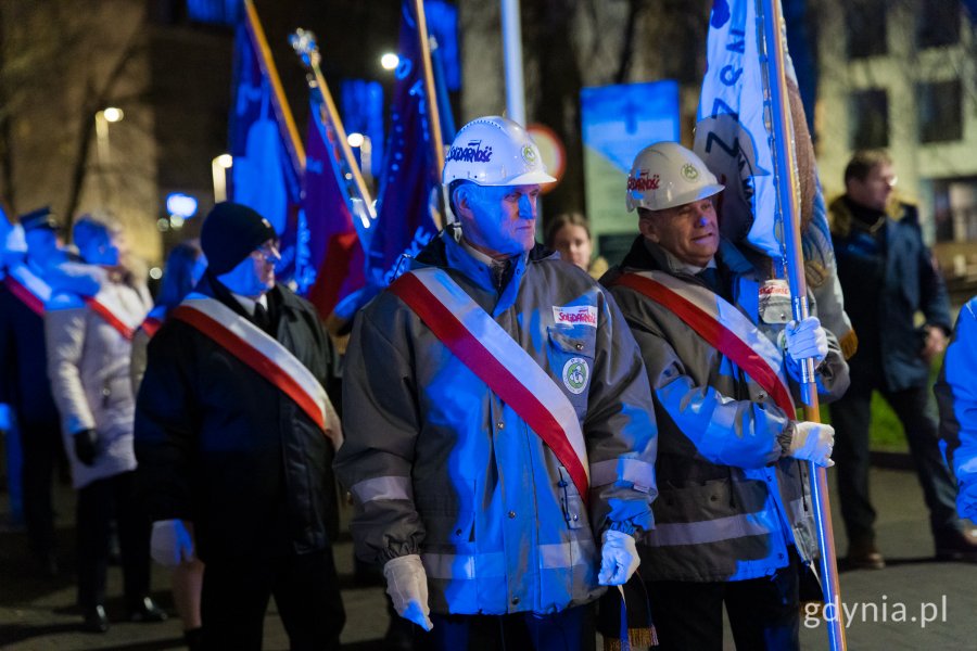 Przedstawiciele NSZZ „Solidarność” w kościele pw. Matki Bożej Nieustającej Pomocy i św. Piotra Rybaka podczas przemarszu ul. Świętojańską