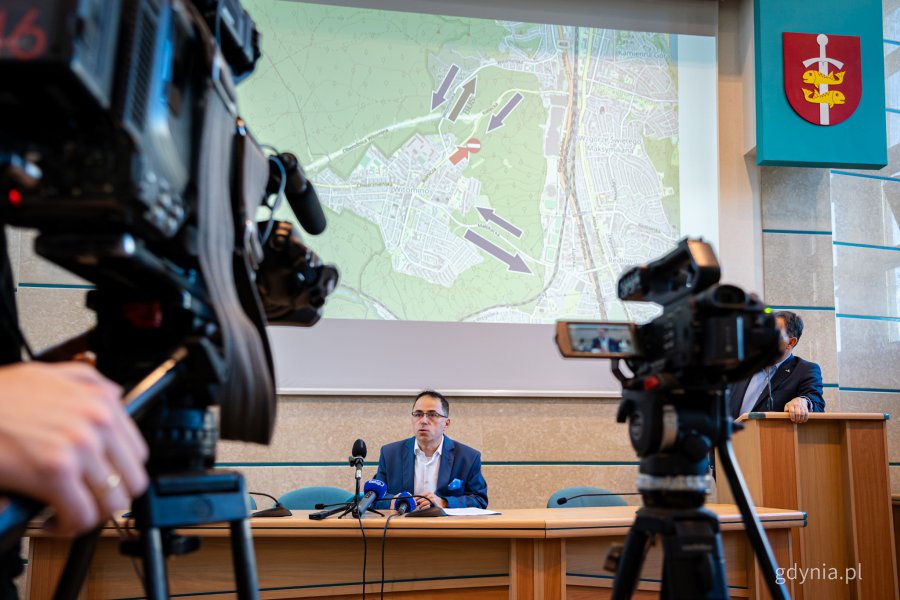 Konferencja prasowa w Urzędzie Miasta Gdyni zapowiadająca zmiany w organizacji ruchu w związku z budową Obwodnicy Witomina. Marcin Gromadzki, rzecznik prasowy ZKM-u Gdynia (fot. Kamil Złoch).
